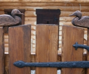 furtka drewniana z rzeźbionymi kaczkami