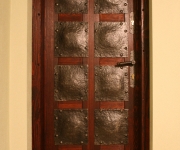 drzwi z kutymi blachami