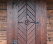 wejściowe drzwi rustykalne z ręcznie rzeźbioną rozetą