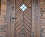 wejściowe drzwi rustykalne do domu z bali