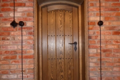 drewniane drzwi do piwniczki