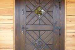 masywne drzwi sosnowe rzeźbione