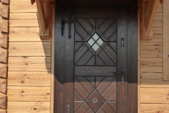 drzwi zewnętrzne rustykalne z kutą rozetą