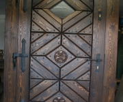 sosnowe drzwi wejściowe z rozetami i okienkiem