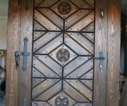 sosnowe drzwi zewnętrzne z rzeźbionymi rozetami