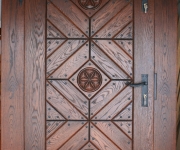 dębowe drzwi postarzane z rozetami