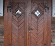 dwuskrzydłowe drzwi w stylu rustykalnym