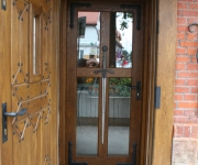 drzwi wejściowe w stylu rycerskim do restauracji BASZTA
