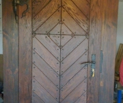 drzwi postarzane na okuciach kowalskich